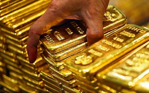 Gold price in Pakistan on April 18 down by Rs1,700 to Rs250,200