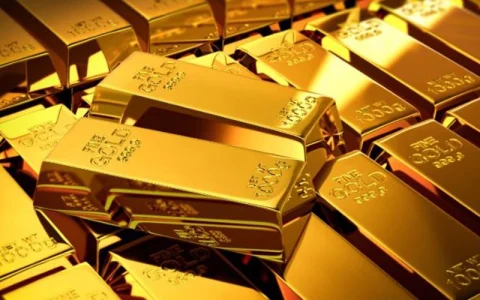 Gold rates dip by Rs1,600 per tola to Rs238,000