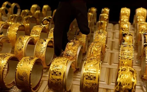 Gold rates dip by Rs500 per tola to Rs240,000