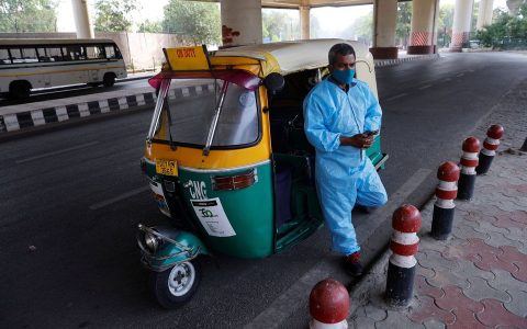 Rickshaw driver caught in cross-fire